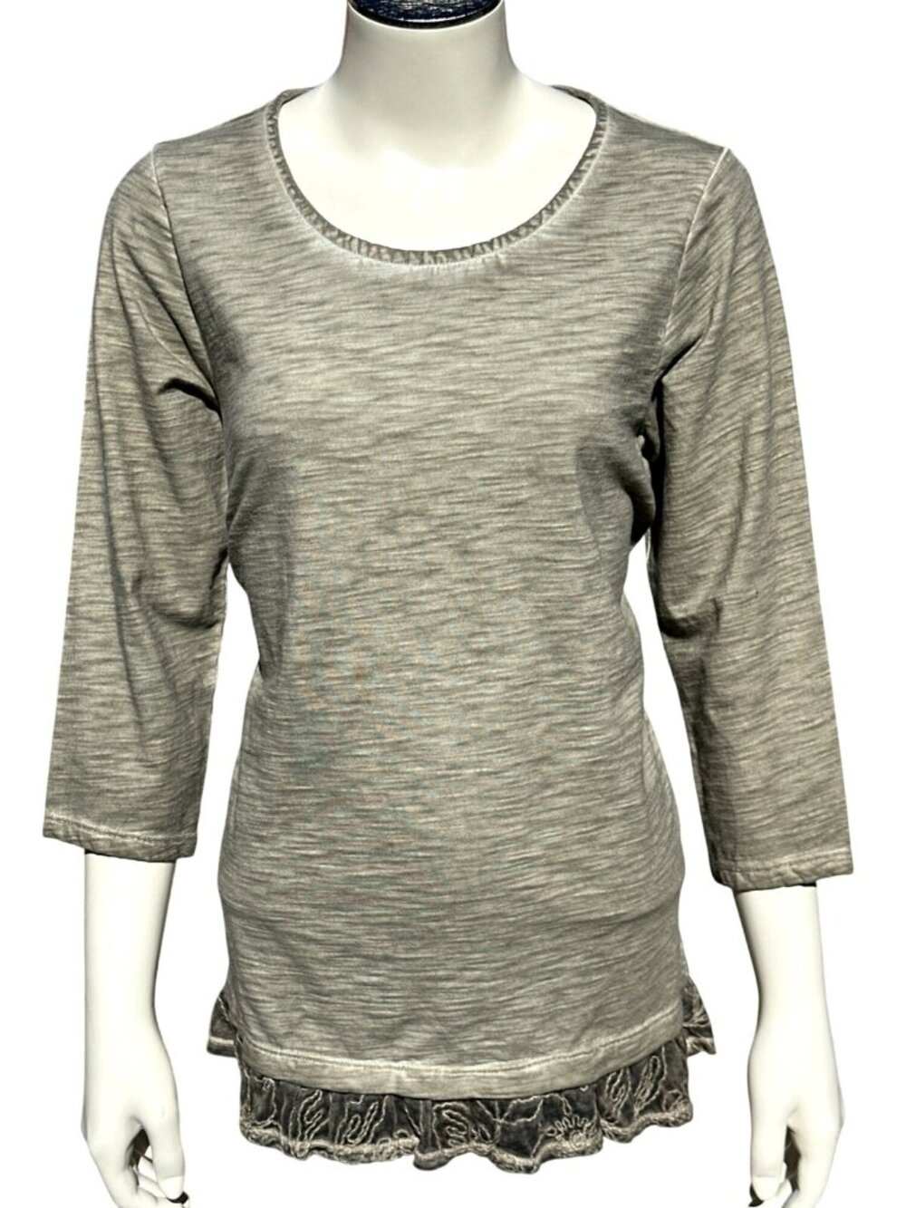 Zenergy by Chicos Size 0 Olive Green Gray Blouse Top Embroidered Lace Hem Scoop